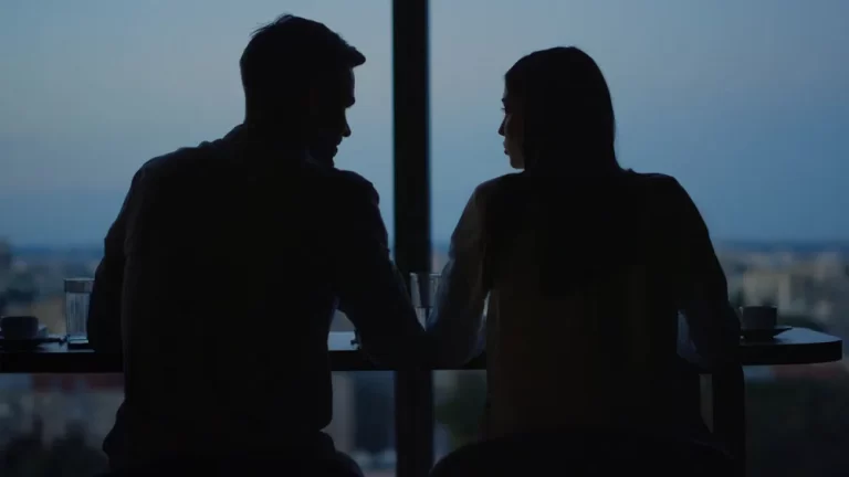 Situationship vs Relationship: The Clear Signs You’re Stuck
